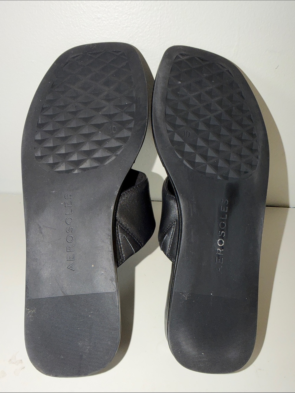 AEROSOLES Black Square-Toe Thong Sandals. Sz 10M - Picture 6 of 6